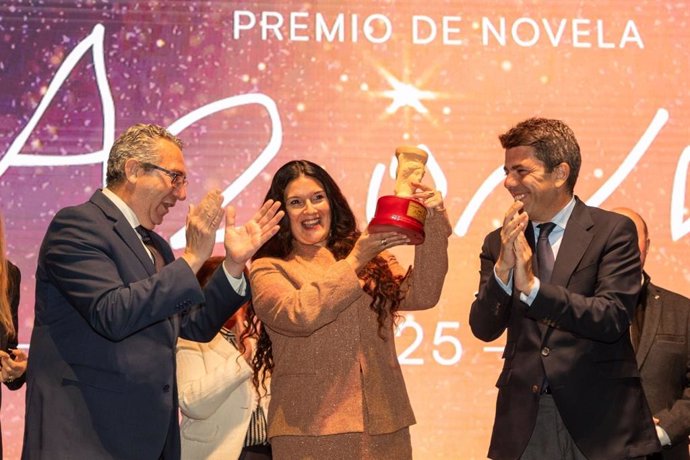 La ganadora del Premio Azorín de Novela 2025, Rosario Raro (c), recibe el galardón junto al presidente de la Diputación, Toni Pérez (i), y el 'president' de la Generalitat, Carlos Mazón