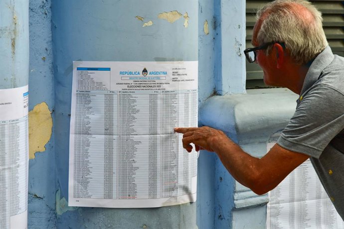 Archivo - 22 de outubro de 2023, Buenos Aires, Ciudad Autonoma de Buenos Aires, Argentina: 22 de outubro de 2023 - Buenos Aires, Ciudad Autonoma de Buenos Aires, Argentina - Um homem argentino de idade avançada procura a lista de eleitores na frente de um