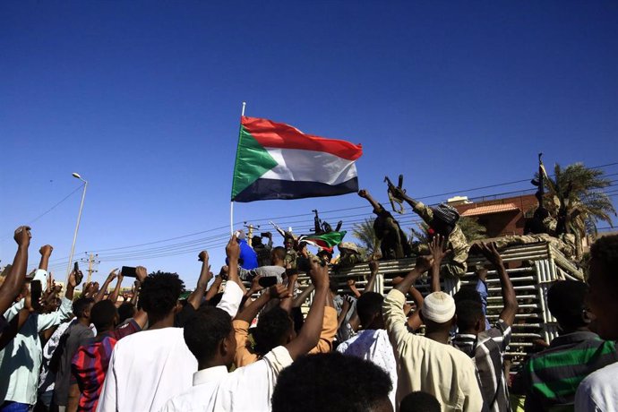 Archivo - Celebración por Uad Madani, la capital del estado de Gezira en el centro de Sudán, tras recuperar el territorio el Ejército sudanés, en Omdurmán