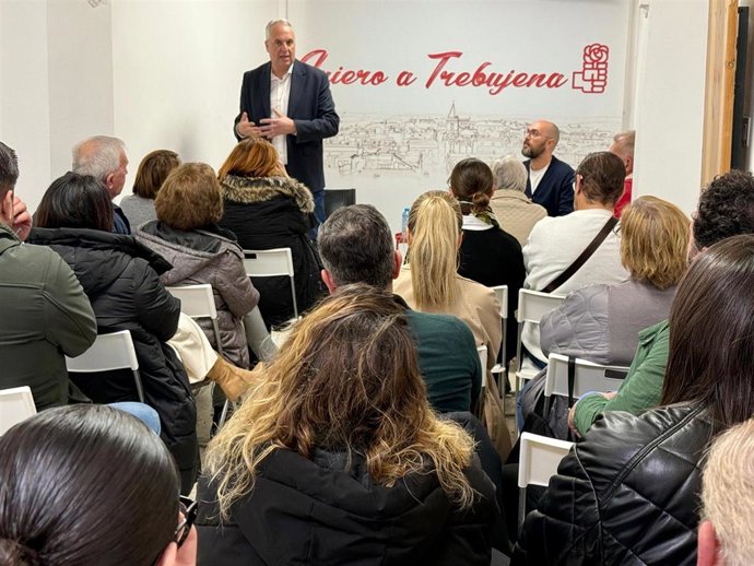 El candidato a la Secretaría General del PSOE de Cádiz, Juan Carlos Ruiz Boix, en el encuentro con la militancia de Trebujena.
