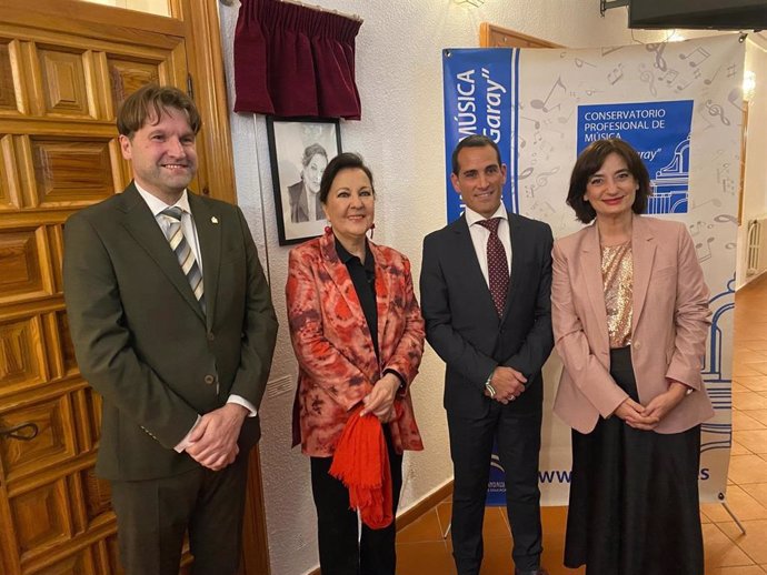 El delegado de Desarrollo Educativo, Formación Profesional, Universidad, Investigación e Innovación, Francisco José Solano, en el nombramiento del Paraninfo del centro educativo en honor a la ilustre embajadora, Carmen Linares.