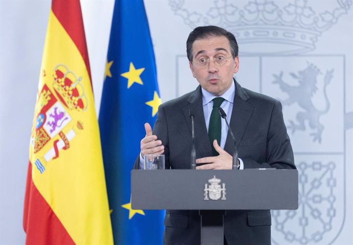 El ministro de Asuntos Exteriores, Unión Europea y Cooperación, José Manuel Albares, ofrece una rueda de prensa acerca de los encuentros que está manteniendo el presidente del Gobierno, Pedro Sánchez, con los portavoces de los grupos parlamentarios, en el