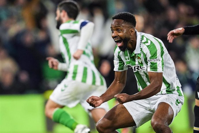 Cédric Bakambu celebra un gol con el Betis en la Conference League.
