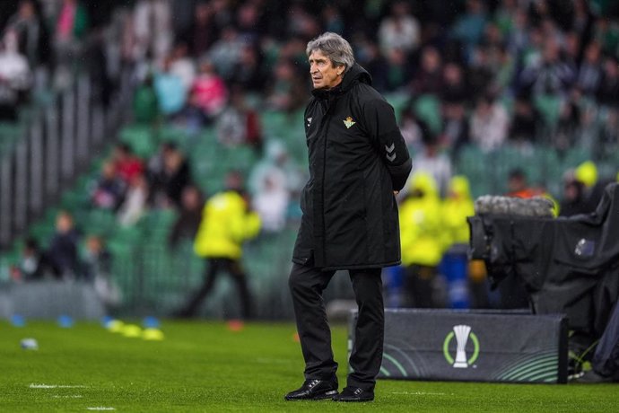 Manuel Pellegrini, head coach of Real Betis, looks on during the UEFA Conference League 2024/25  League Round of 16 First Leg match between Real Betis and Vitoria Guimaraes SC, at Benito Villamarin stadium on March 06, 2025, in Sevilla, Spain.