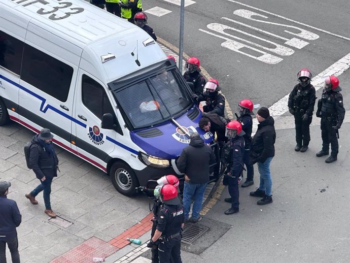 La Etzaintza identifica a un hincha de la Roma durante los incidentes previos al partido disputado este jueves entre el Athletic Club y A.S. Roma