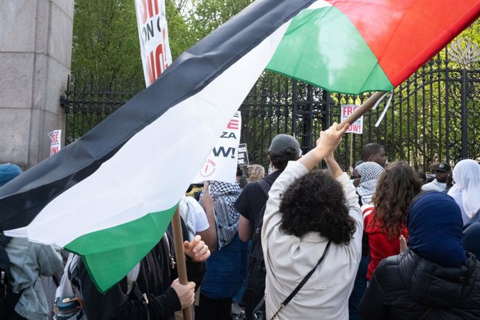 Archivo - Arquivo - 30 de abril de 2024, Nova York, Estados Unidos: Manifestantes ficam do lado de fora dos portões da Universidade de Columbia. Estudantes pró-Palestina ocupam o Hamilton Hall durante a noite, fazendo com que a Universidade de Columbia re