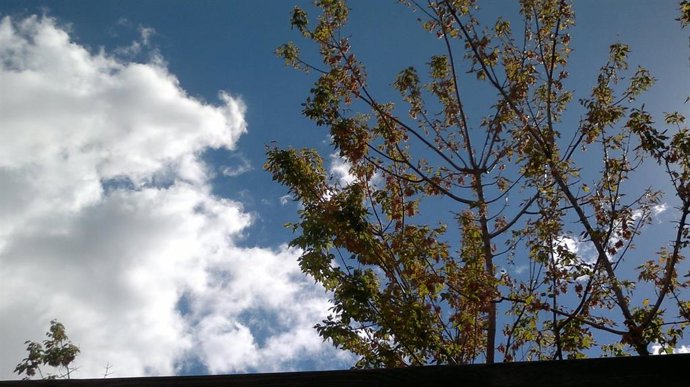 Archivo - Sol y nubes, nublado