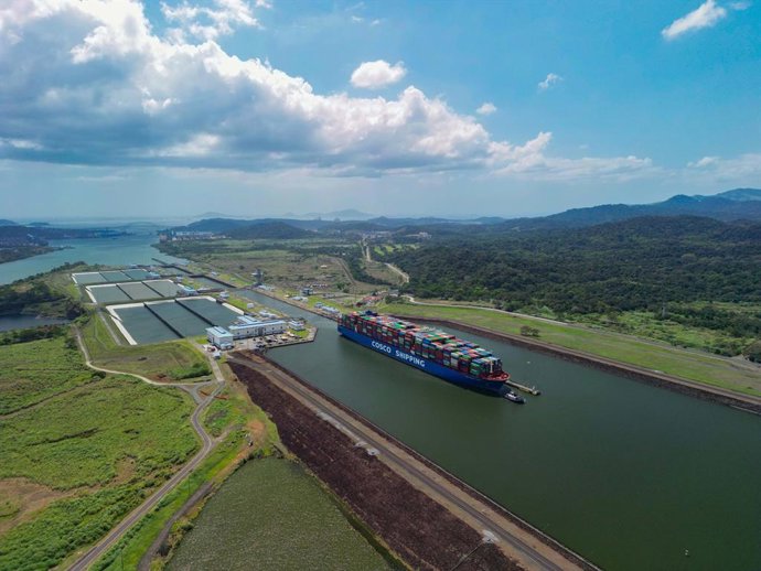 Archivo - 27 de janeiro de 2025, Panamá, PANAMÁ: Seção Pedro Miguel do Canal do Panamá. Visto aqui: o navio de contêineres chinês Cosco Jasmine indo para o lado atlântico do Canal do Panamá.