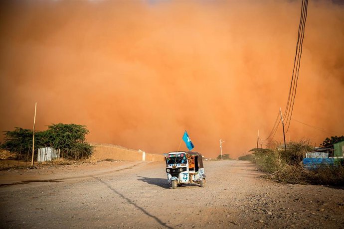 Archivo - Un tuktuk con una bandera somalí circula en Dollow, Jubalandia, suroeste de Somalia