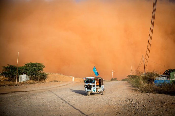 Archivo - April 14, 2022, Dollow, Jubaland, Somalia: A tuktuk with a Somali flag drives during a sandstorm in Dollow, Jubaland, southwest Somalia. Somalia is one of the most vulnerable countries in the world to climate change and weather is expected to be
