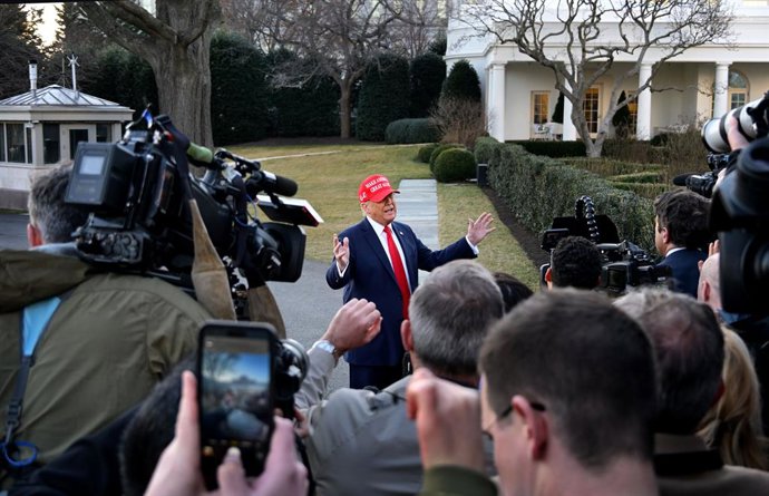 O presidente dos EUA, Donald Trump, fala com a mídia ao deixar a Casa Branca.