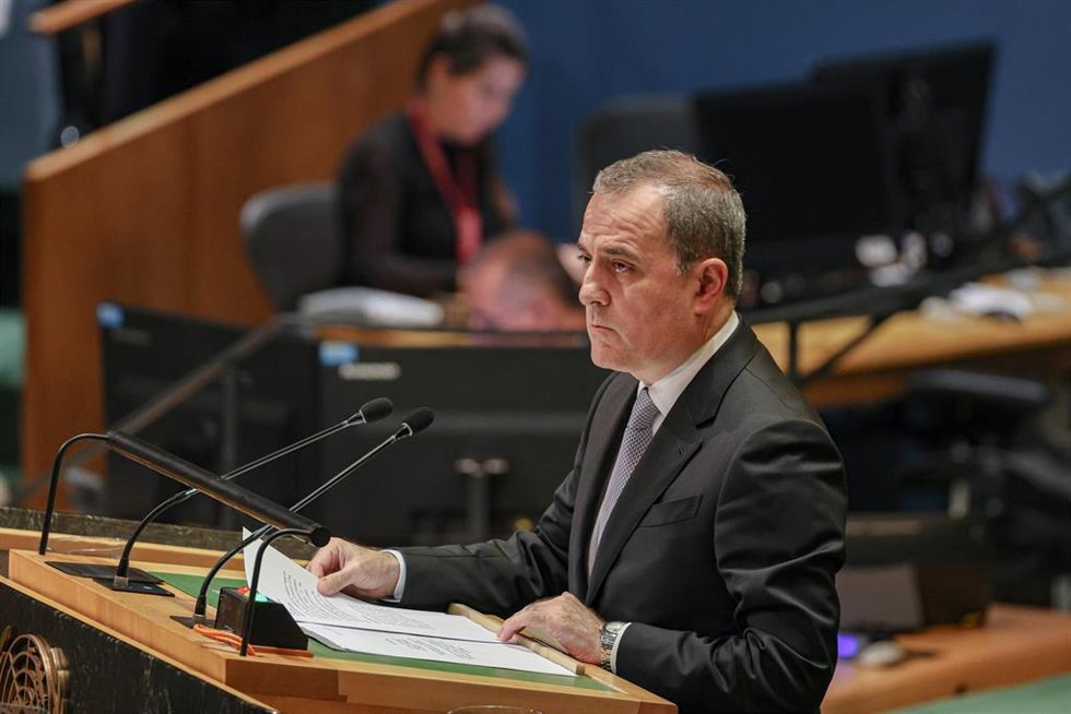Archivo - El ministro de Exteriores azerí, Jeyhun Bayramov