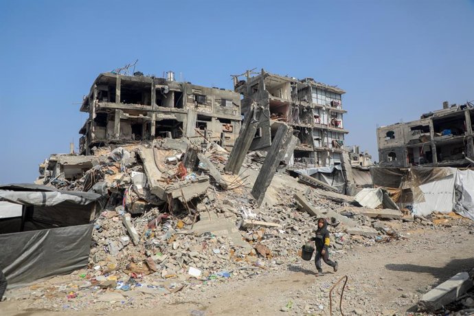 GAZA, 13 de maro de 2025 -- Um palestino busca água para uso diário entre edifícios destruídos durante o Ramad no campo de refugiados de Jabalia, no norte da Faixa de Gaza, em 5 de maro de 2025. PARA IR COM "Reportagem: A sede de Gaza: A crise hídric