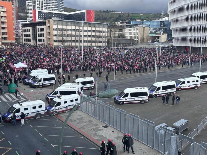 Policiamento na presença de torcedores do Athletic e da AS Roma do lado de fora do estádio San Mames.