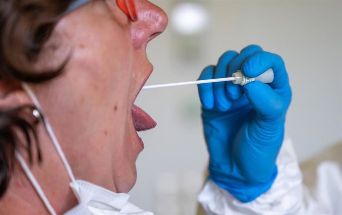 Archivo - Personal sanitario toma muestras a una paciente.