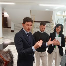 Noël D'Anjou, en declaraciones a los periodistas en el Parlamento Vasco