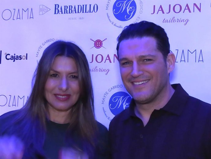 Manu Tenorio y Silvia Casas en el concierto que el artista ha ofrecido este jueves en la Fundación Cajasol de Sevilla