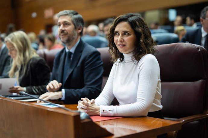 La presidenta de la Comunidad de Madrid, Isabel Díaz Ayuso, y el consejero de Presidencia, Miguel Ángel García Martín, durante un pleno en la Asamblea de Madrid