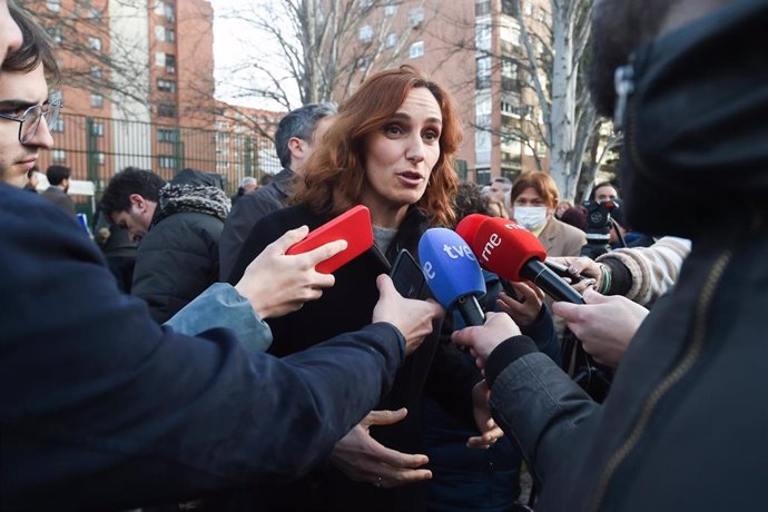 La ministra de Sanidad, Mónica García, atiende a los medios tras el acto de conmemoración del XXI Aniversario del 11M, organizado por la Asociación 11-M Afectados del Terrorismo, a 11 de marzo de 2025, en Madrid (España).