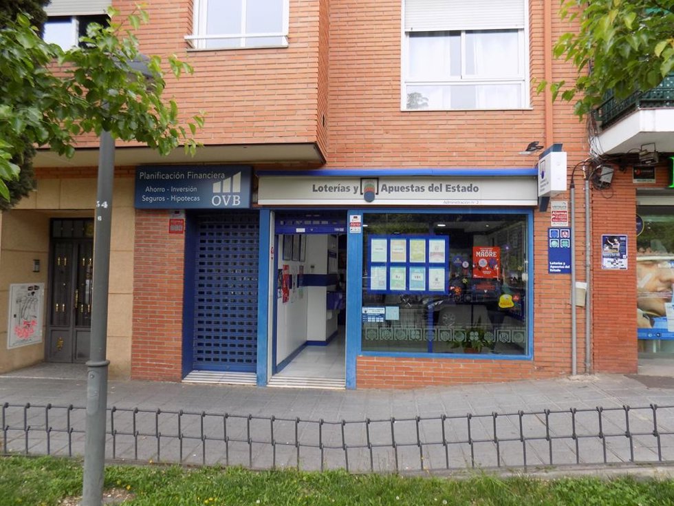 Administración de Loterías número 2, situada en la avenida de Alcalá n 4 Azuqueca de Henares (Guadalajara).
