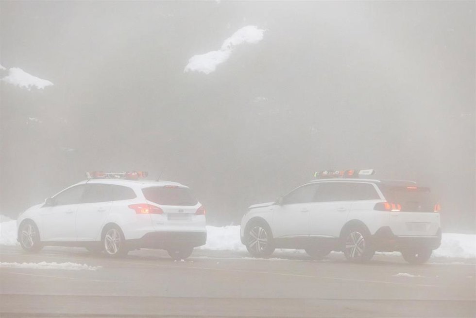 Varios coches en la estación de esquí de Valdelinares, a 4 de marzo de 2025, en Valdelinares, Teruel, Aragón (España). Agentes de la Guardia Civil rescataron ayer, 3 de marzo, a 13 autobuses y 60 turismos a consecuencia de la fuerte nevada que desde pri