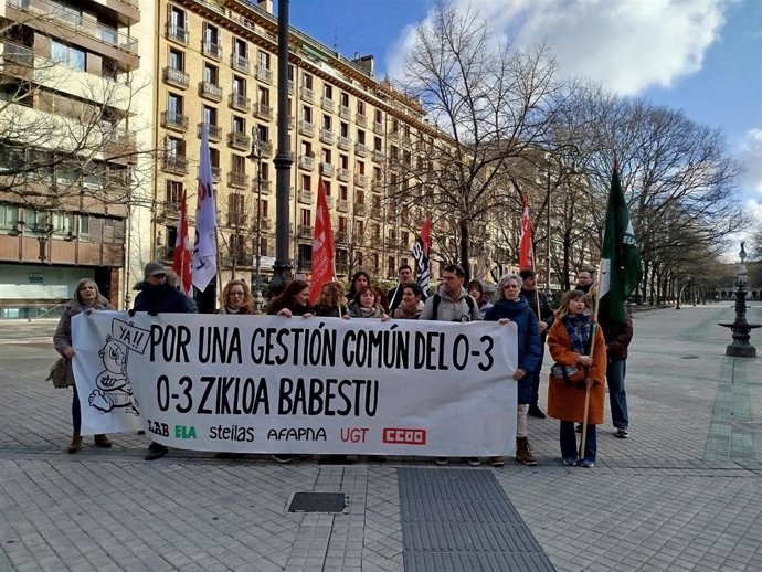 Concentración de la intersindical del ciclo educativo de 0-3 años (LAB, ELA, Steilas, AFAPNA, UGT, CCOO)  en protesta por la implantación de aulas de 2 años en centros públicos de educación infantil y primaria de Navarra