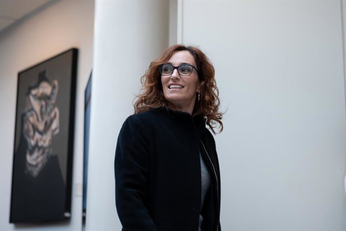 A Ministra da Saúde, Mónica García, em sua chegada a uma sessão de controle no Senado, em 11 de março de 2025, em Madri (Espanha). O Partido Popular está defendendo uma moção na sessão plenária do Senado para instar o governo espanhol a iniciar "imediatam