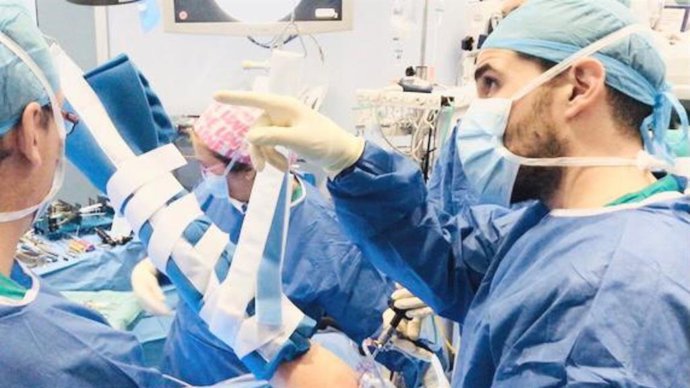 Archivo - Parte del equipo de Artroscopia del Provincial en quirófano.