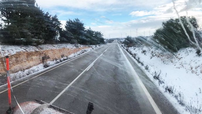 Archivo - Carretera nevada, hielo, frío.