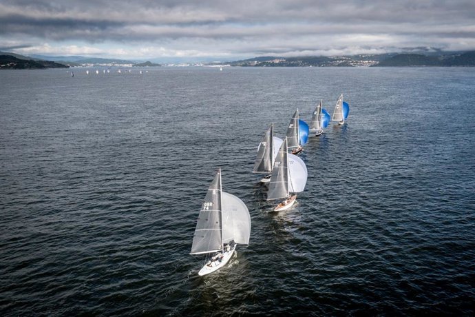 Archivo - La flota de 6 Metros compitiendo en Sanxenxo