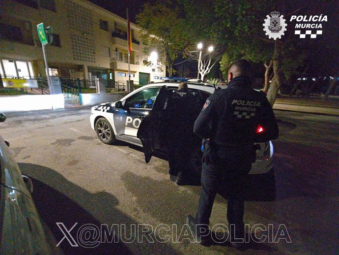 Imagen de los agentes que procedieron a la detención del individuo