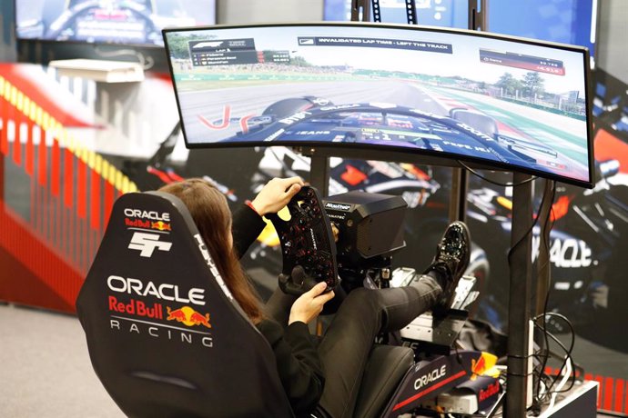 Un usuario prueba el simulador Oracle Red Bull Racing en el marco de la celebración de Oracle Cloud World Tour en Madrid.