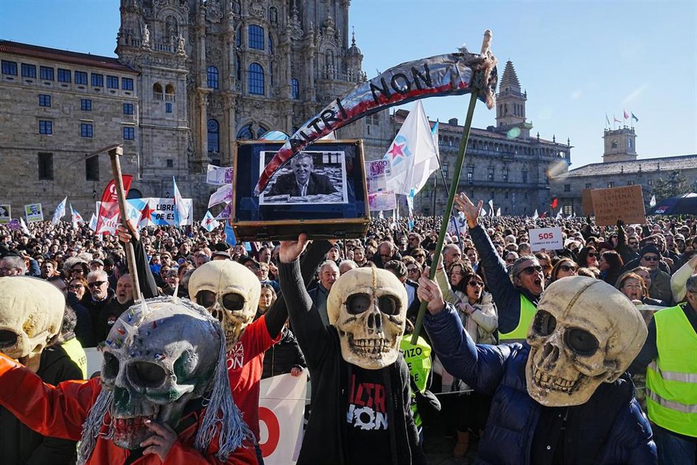 Archivo - Cientos de personas durante una nueva protesta contra la empresa de celulosa Altri, a 15 de diciembre de 2024, en Santiago de Compostela, A Coruña, Galicia (España). Hoy tiene lugar una nueva movilización al grito de Altri no en contra del p