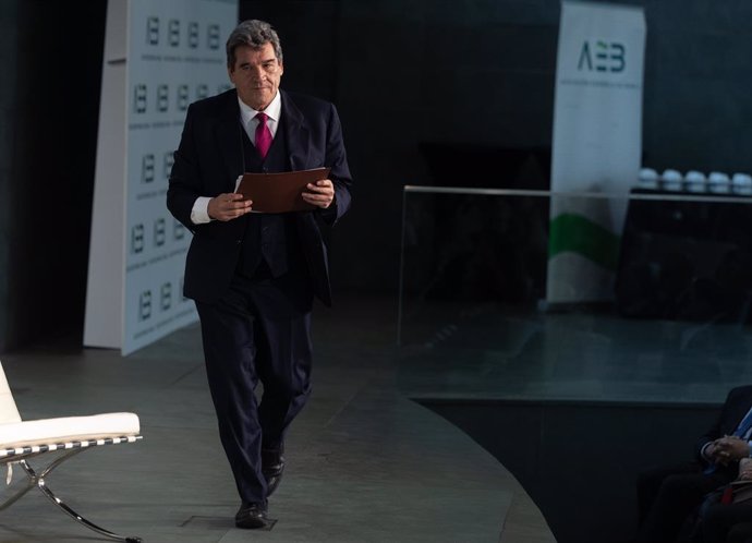 El gobernador del Banco de España, José Luis Escrivá, durante un encuentro de la Asociación Española de Banca (AEB), a 14 de marzo de 2025, en Madrid (España).