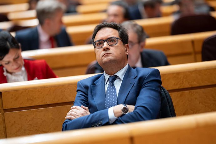 O Ministro da Transformação Digital e da Função Pública, Óscar López, durante uma sessão de controle no Senado, em 11 de março de 2025, em Madri (Espanha). O Partido Popular está defendendo uma moção na sessão plenária do Senado para instar o governo da E