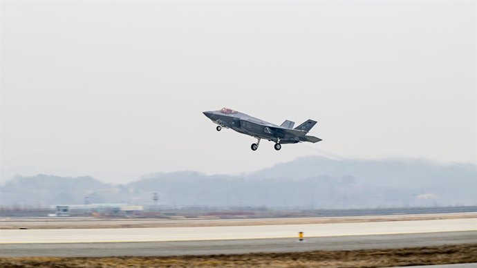 Um F-35A Lighting decola da Base Aérea de Cheongju, na Coreia do Sul.