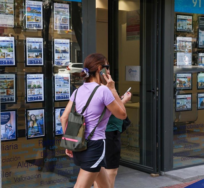 Archivo - Escaparate de una inmobiliaria, a 17 de julio de 2024, en Madrid (España). 