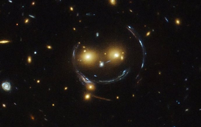 Esta imagen del Hubble muestra un cúmulo de galaxias que parece estar sonriendo.