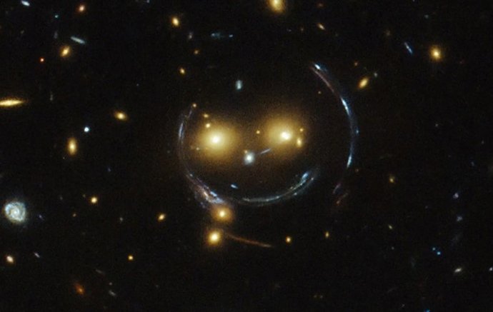 Esta imagem do Hubble mostra um aglomerado de galáxias que parece estar sorrindo.