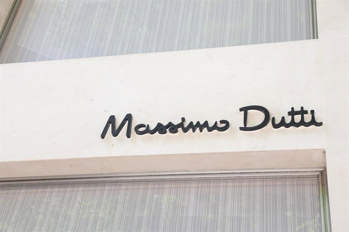Archivo - Cartel de una tienda de Massimo Dutti