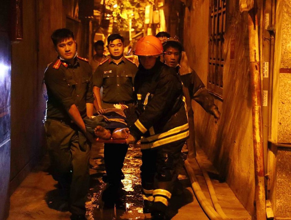 Archivo - Imagen de archivo de los equipos de rescate vietnamitas evacuando a un herido durante el incendio de un bloque de apartamentos de Hanói en 2023.