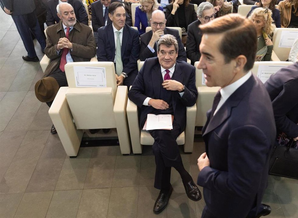 El gobernador del Banco de España, José Luis Escrivá (i), y el presidente de BBVA, Carlos Torres Vila (d), durante un encuentro de la Asociación Española de Banca (AEB) organiza un encuentro sobre el papel del sector bancario en la financiación del futu