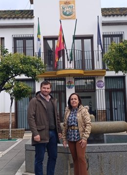 Cristina Cruz y José Manuel de la Villa, delante de la Casa Consistorial.