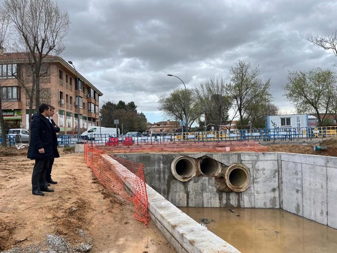 El alcalde de Toledo, Carlos Velázquez, visita la obra de la balsa de retención de sólidos de Azucaica que minimiza los posibles daños producidos por las lluvias.
