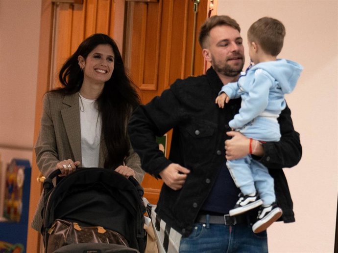 José María Almoguera y María La Jerezana junto al hijo del joven en su primer plan 'familiar' tras 'GH DÚO'