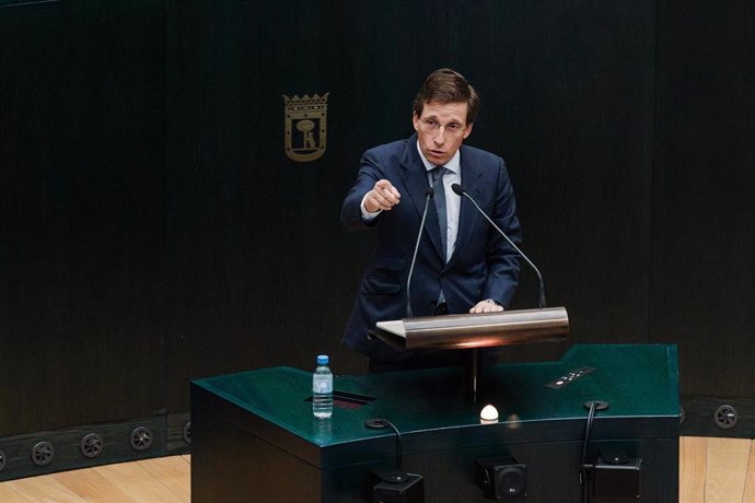 El alcalde de Madrid, José Luis Martínez Almeida, interviene durante una sesión ordinaria del Pleno 