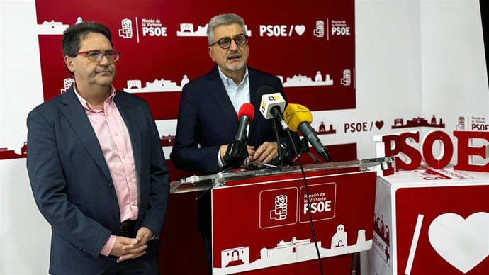 El secretario general del PSOE de Málaga, Josele Aguilar, en rueda de prensa en Rincón de la Victoria, junto a su homólogo en este municipio, Antonio Sánchez.