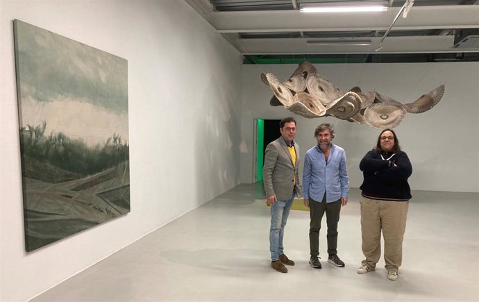 El director general del Instituto de las Industrias Culturales y las Artes, Manuel Cebrián, presenta la exposición 'Hipnagogia. En la vigilia de los afectos' junto al artista Paco Caballero y la comisaria de la muestra, Isabel Durante