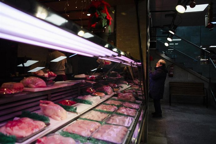 Archivo - Una persona realiza sus últimas compras antes de la cena de Nochebuena, a 24 de diciembre de 2024, en Madrid (España). 