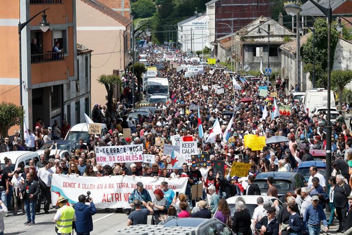 Archivo - Arquivo - Centenas de pessoas protestam durante uma manifestação contra a fábrica de celulose Altri em 26 de maio de 2024 em Palas de Rei, Lugo, Galícia, Espanha. O movimento ambientalista e de bairro que se opõe à construção da fábrica de celul